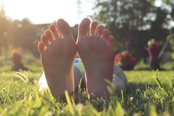Girl lying in the grass — Stock Photo, Image