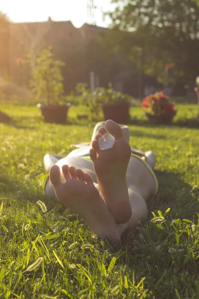 Fille couchée dans l'herbe — Photo