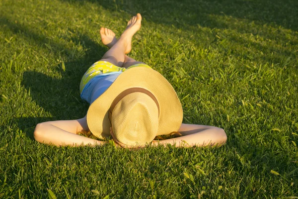 Couché dans l'herbe — Photo