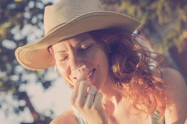 Chica oliendo flor — Foto de Stock