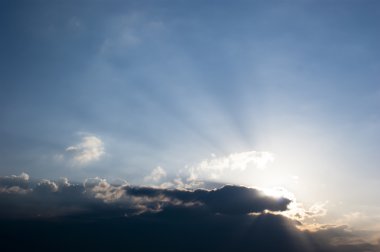 yapraklara bulutlu gün batımında izleme güneş ışıkları
