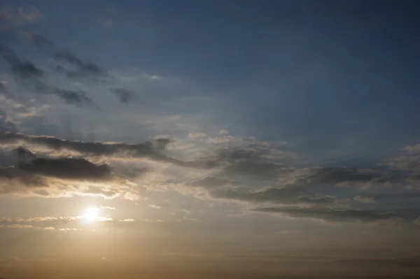 Céu nublado ao nascer do sol — Fotografia de Stock