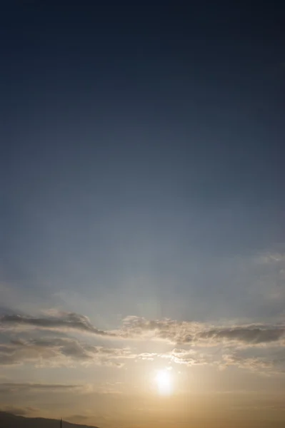 Bewölkter Himmel bei Sonnenaufgang — Stockfoto