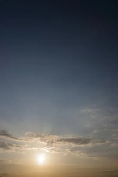 Bewölkter Himmel bei Sonnenaufgang — Stockfoto