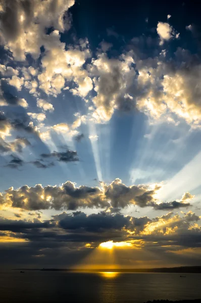 Sonnenstrahlen bei Sonnenuntergang mit Wolken — Stockfoto