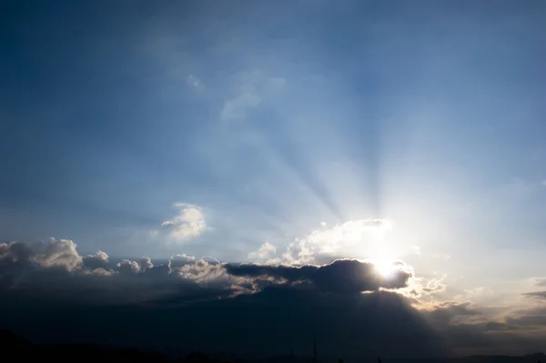 Сонячні промені на заході сонця з хмарними вогнями відслідковують сонячні промені — стокове фото