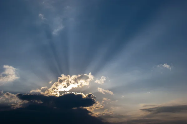 구름이 석양에 sunrays 추적 태양 열 조명 — 스톡 사진