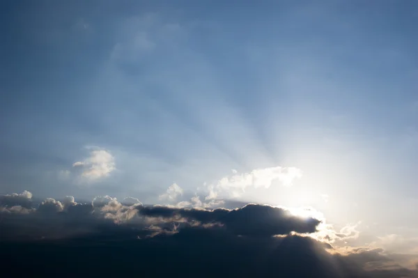 Ακτίνες του ήλιου κατά το ηλιοβασίλεμα με σύννεφα φώτα ίχνος ηλιαχτίδες — Φωτογραφία Αρχείου