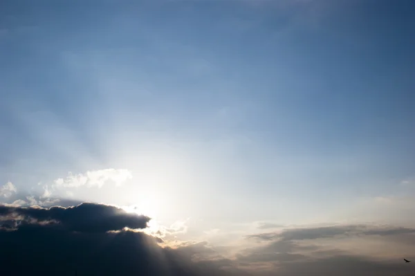 Sonnenstrahlen bei Sonnenuntergang mit Wolken Lichter Spuren Sonnenstrahlen — Stockfoto