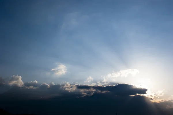 구름이 석양에 sunrays 추적 태양 열 조명 — 스톡 사진