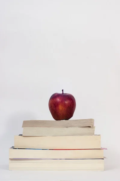 Apple op de boeken — Stockfoto