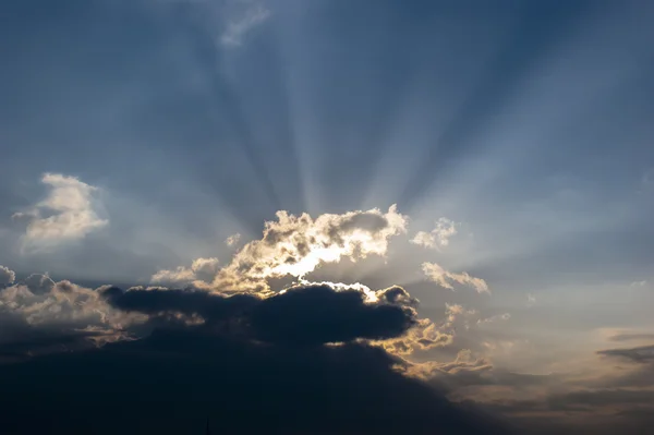 Sonnenstrahlen bei Sonnenuntergang mit Wolken Lichter Spuren Sonnenstrahlen — Stockfoto