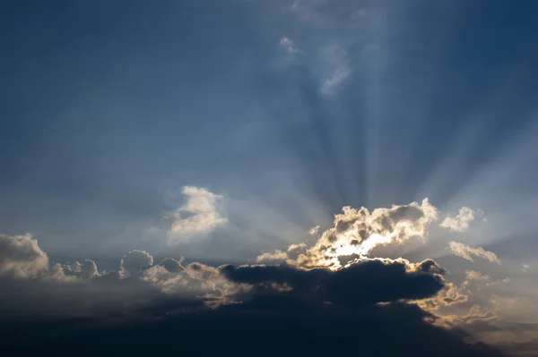 Paprsků při západu slunce s mraky světla trasování sluneční paprsky — Stock fotografie