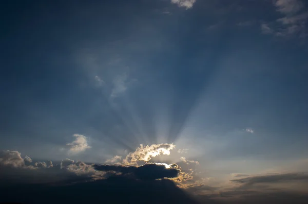Paprsků při západu slunce s mraky světla trasování sluneční paprsky — Stock fotografie