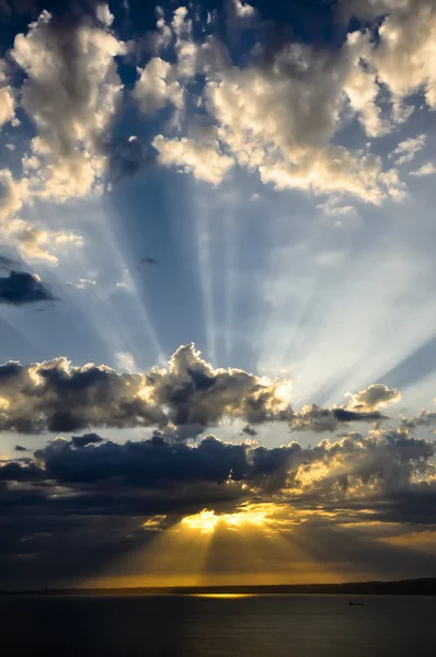 Sonnenstrahlen bei Sonnenuntergang mit Wolken — Stockfoto