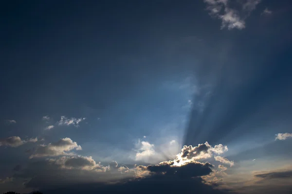 Ακτίνες του ήλιου κατά το ηλιοβασίλεμα με σύννεφα φώτα ίχνος ηλιαχτίδες — Φωτογραφία Αρχείου
