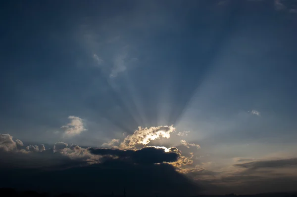 Sonnenstrahlen bei Sonnenuntergang mit Wolken Lichter Spuren Sonnenstrahlen — Stockfoto
