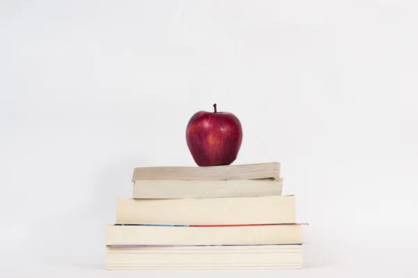 Apple op de boeken — Stockfoto