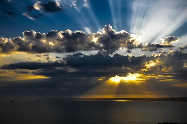 Raios de sol ao pôr do sol com nuvens — Fotografia de Stock