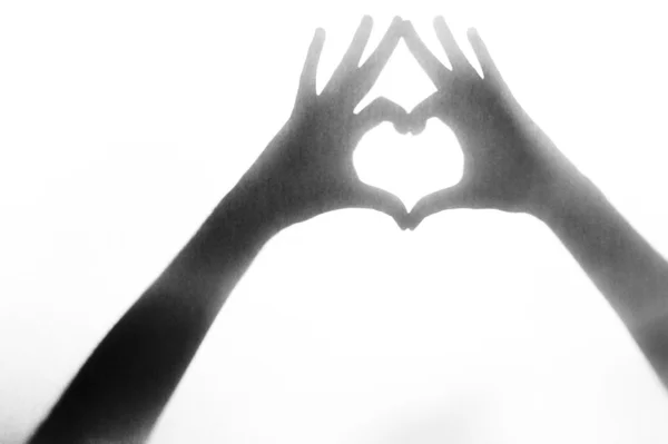 Herzförmige Hände — Stockfoto