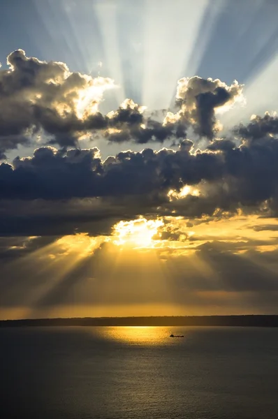 Сонячні промені на заході сонця з хмарами — стокове фото