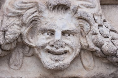 gülümseyen yüzünü heykel