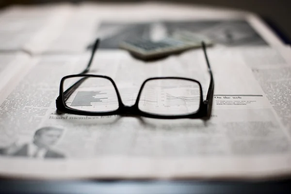 Brýle na noviny. — Stock fotografie