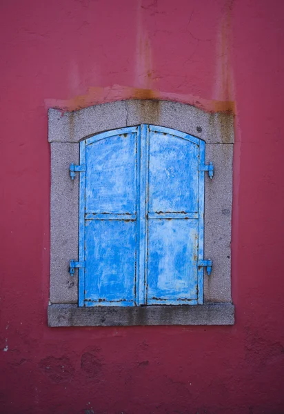 Fenêtre bleue sur un mur rose — Photo