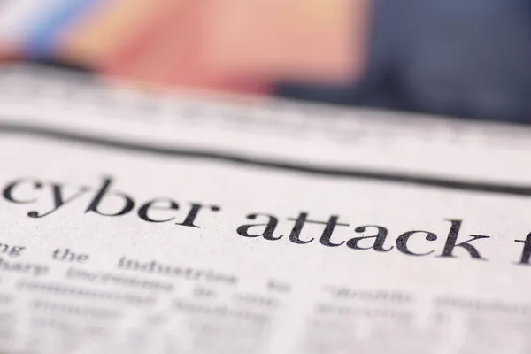 Cyber attack skrivet tidningen — 图库照片