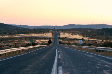 Akşamları boş düz köy yolu geçmişi