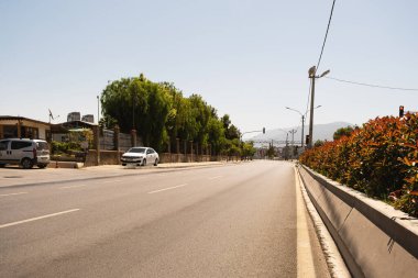 İzmir, Türkiye - 6 Haziran 2021. Koronavirüs yasakları sırasında Halkapinar bölgesi etrafındaki boş yollar