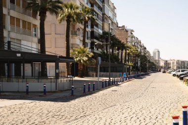 İzmir, Türkiye - 6 Haziran 2021. Koronavirüs yasakları sırasında Alsancak Kordonu çevresindeki boş yollar