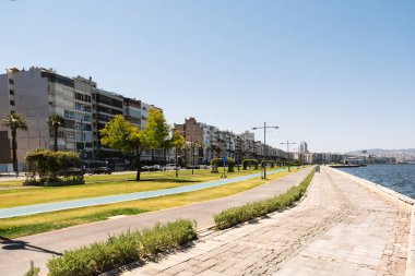 İzmir, Türkiye - 6 Haziran 2021. Koronavirüs yasakları sırasında Alsancak Kordonu çevresindeki boş yollar