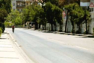 İzmir, Türkiye - 6 Haziran 2021. İzmir Konak 'taki Varyant Yolu' nda bisiklet sürücüsü tırmanıyor.