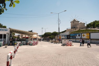 İzmir, Türkiye - 6 Haziran 2021. Yüz maskeli Cesme Alacati İzmir Türklerinin sokakları