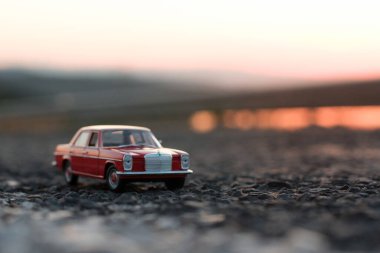 İzmir, Türkiye - 6 Haziran 2021: Kırmızı renkli Mercedes Benz 220 'nin günbatımı arka planı.