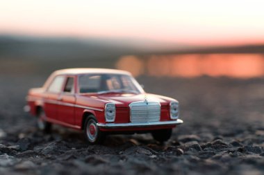 İzmir, Türkiye - 6 Haziran 2021: Kırmızı renkli Mercedes Benz 220 'nin günbatımı arka planı.