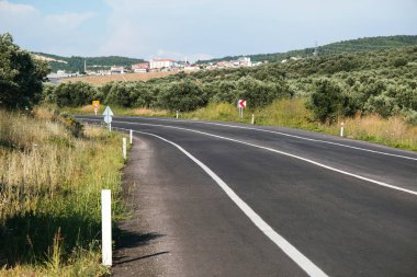 Gün ışığında kırsal yol geçmişini bükmek.