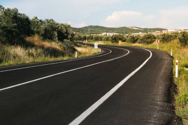 Gün ışığında kırsal yol geçmişini bükmek.