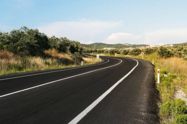 Gün ışığında kırsal yol geçmişini bükmek.