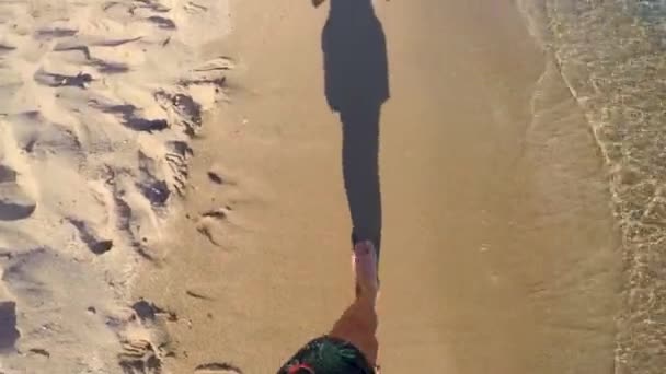 Uomo Che Cammina Sulla Spiaggia Guardando Suoi Piedi Dalla Vista — Video Stock