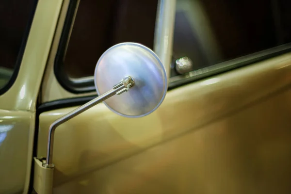 Detailní Záběr Kulatého Zrcátka Klasického Žlutého Auta — Stock fotografie