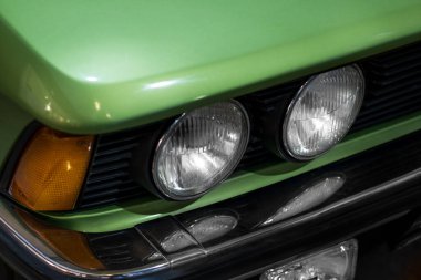 İzmir, Türkiye - 21 Haziran 2021: 1975 ile 1983 yılları arasında Almanya 'da üretilen bir BMW 320 marka yeşil araba farının yakın çekimi. İzmir 'de Editör Fotoğrafı.