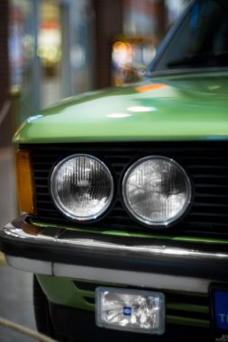 İzmir, Türkiye - 21 Haziran 2021: 1975 ile 1983 yılları arasında Almanya 'da üretilen bir BMW 320 marka yeşil araba farının yakın çekimi. İzmir 'de Editör Fotoğrafı.