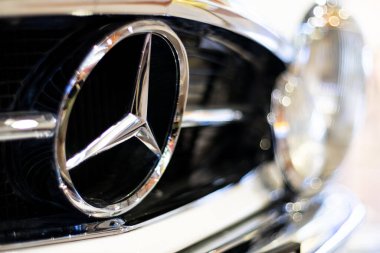 İzmir, Türkiye - 21 Haziran 2021: Mercedes Benz Pagoda 280 SL marka otomobil amblemi