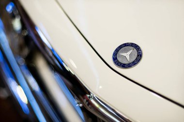 İzmir, Türkiye - 21 Haziran 2021: Mercedes Benz Pagoda 280 SL marka otomobil amblemi