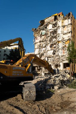 İzmir, Türkiye - 22 Haziran 2021: 30 Ekim 2020 'de İzmir' de deprem sonrasında yıkılan bir binanın yıkılması