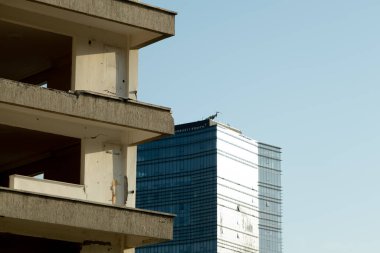 İzmir, Türkiye - 22 Haziran 2021: 30 Ekim 2020 'de İzmir' de meydana gelen deprem sonrası yıkım için boş ve hasarlı bina hazır