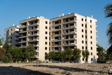 İzmir, Türkiye - 22 Haziran 2021: 30 Ekim 2020 'de İzmir' de meydana gelen deprem sonrası yıkım için boş ve hasarlı bina hazır