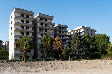 İzmir, Türkiye - 22 Haziran 2021: 30 Ekim 2020 'de İzmir' de meydana gelen deprem sonrası yıkım için boş ve hasarlı bina hazır